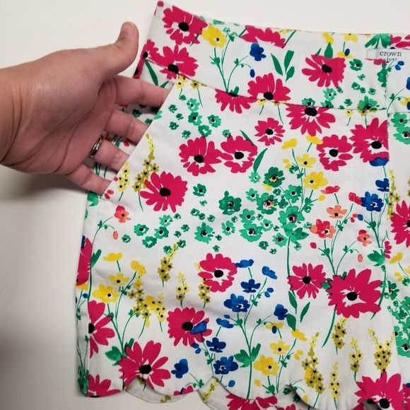 {Crown & Ivy} Flower Print Scalloped Shorts - Picture 4 of 8